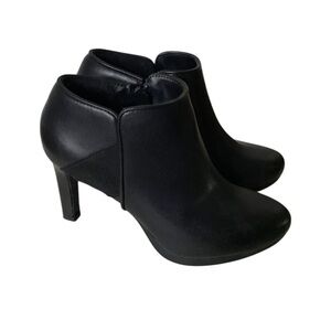 Clarks Ambyr Hop black leather high heel ankle bootie size 5.5